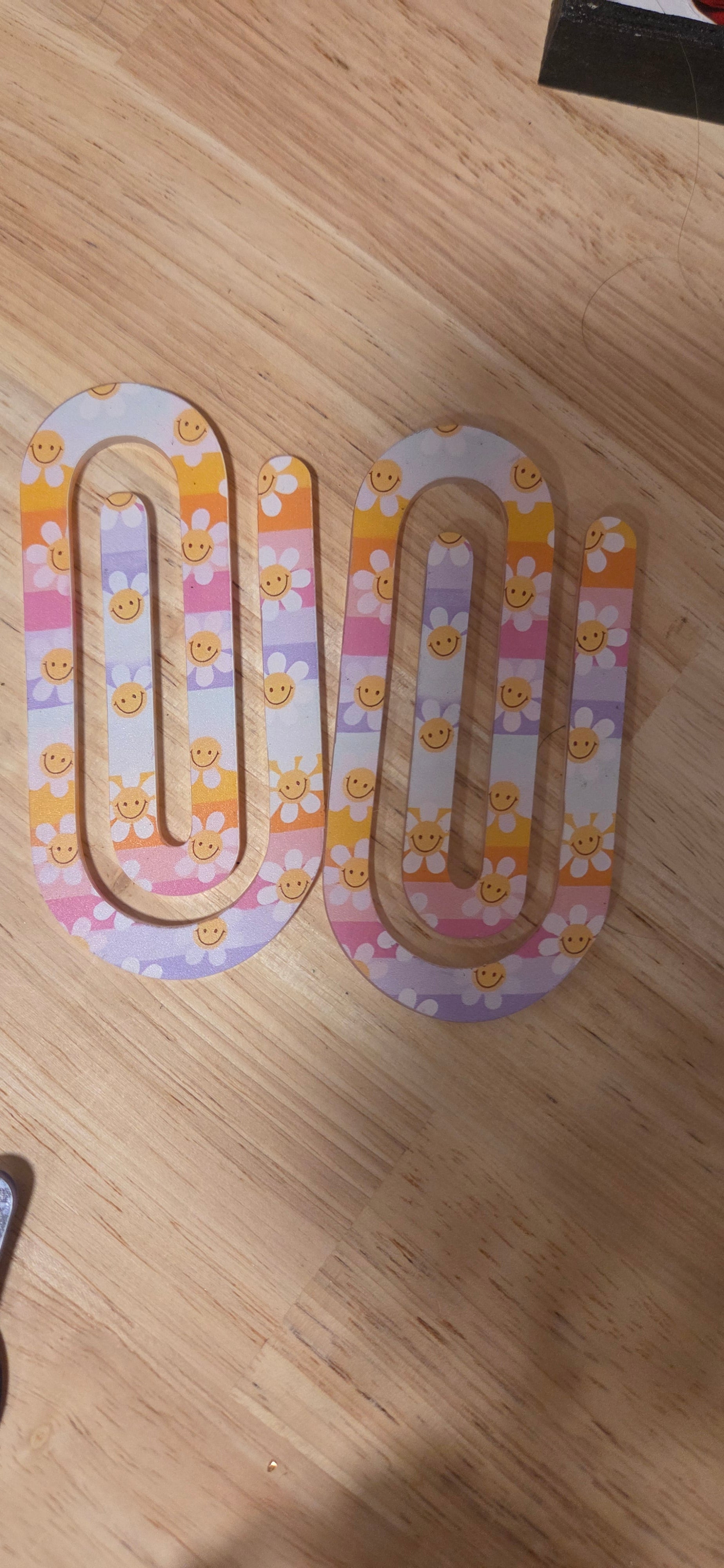 Set of 2 jumbo retro rainbow smiley daisy paper clips