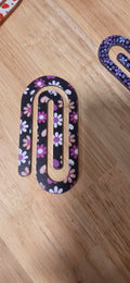 Single jumbo black daisy and heart print paper clip