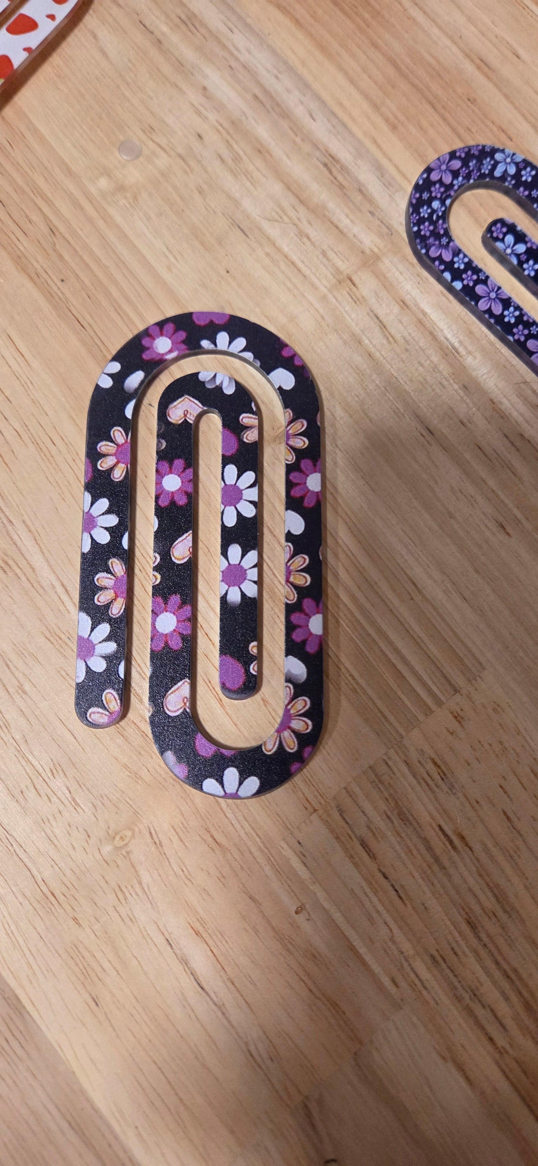 Single jumbo black daisy and heart print paper clip